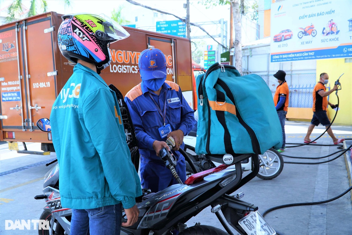 Giá xăng đắt ngang tô phở, shipper tìm thêm nghề tay trái - 4 Giá xăng đắt ngang tô phở, shipper tìm thêm nghề tay trái - 4