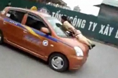 Thêm một vụ cảnh sát giao thông bị hất lên nóc capo xe taxi 