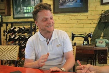 Gặp chàng Tây lội mương thối vớt rác ở Hà Nội