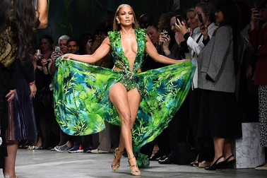 Jennifer Lopez trình diễn cho Versace