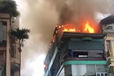 Hà Nội: Tầng tum nhà hàng hải sản bốc cháy ngùn ngụt