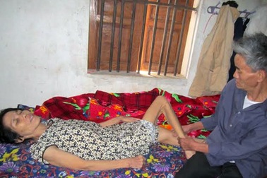 Nhói lòng chồng hái rau dại nuôi vợ ung thư