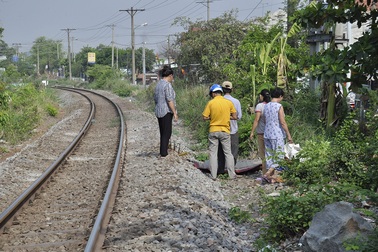 Người đàn ông chết bất thường sau khi ngồi uống rượu bên đường sắt