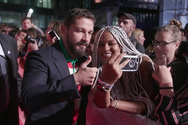 Shia LaBeouf thân thiện với fans