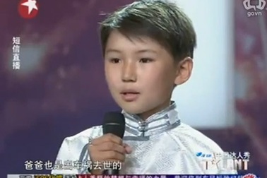 Rơi lệ với giọng hát và câu chuyện cuộc đời cậu bé 12 tuổi