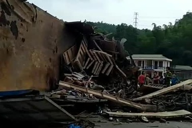 Hiện trường vụ tai nạn nghiêm trọng ở Hòa Bình