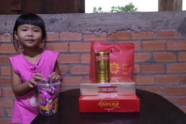 Đầu năm thăm lại bé gái mất cha, bị mẹ bỏ rơi