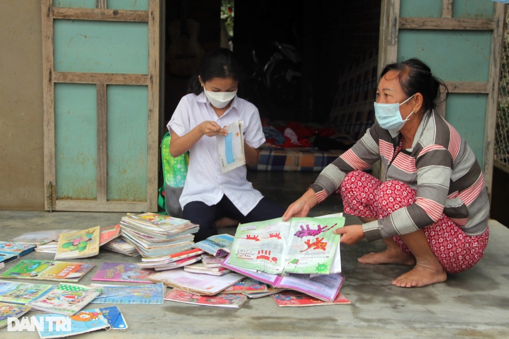 Lũ dữ cuồn cuộn cuốn trôi sách vở, học sinh đi tay không đến trường - 4 Lũ dữ cuồn cuộn cuốn trôi sách vở, học sinh đi tay không đến trường - 4