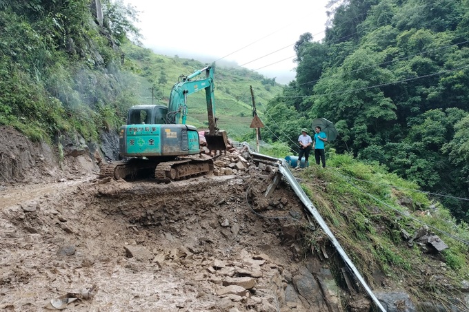 Toàn huyện Mù Cang Chải bị cắt điện, mưa lũ nuốt đường, cô lập cả xã - 1