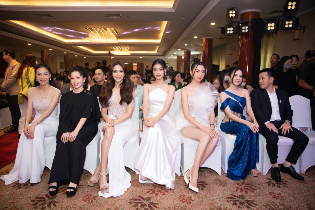 Vì sao Phương Anh vắng mặt tại buổi công bố vương miện Hoa hậu Quốc tế 2022? - 2 Vì sao Phương Anh vắng mặt tại buổi công bố vương miện Hoa hậu Quốc tế 2022? - 2