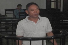 Đánh nữ đồng nghiệp vì tranh giành dụng cụ lao động