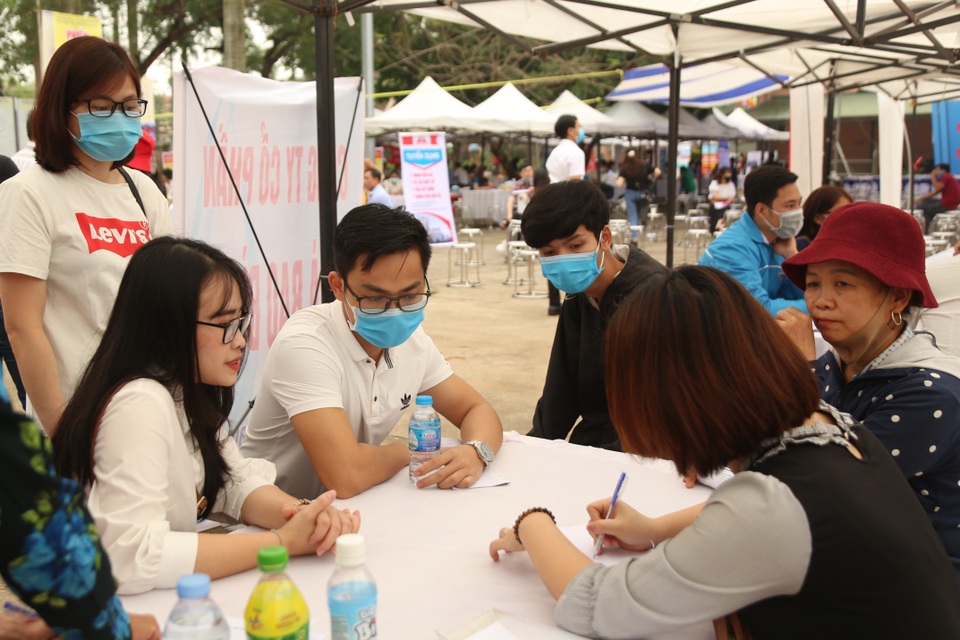 Tân cử nhân lo thiếu việc làm dù Covid-19 tạm lắng - 1 Tân cử nhân lo thiếu việc làm dù Covid-19 tạm lắng - 1