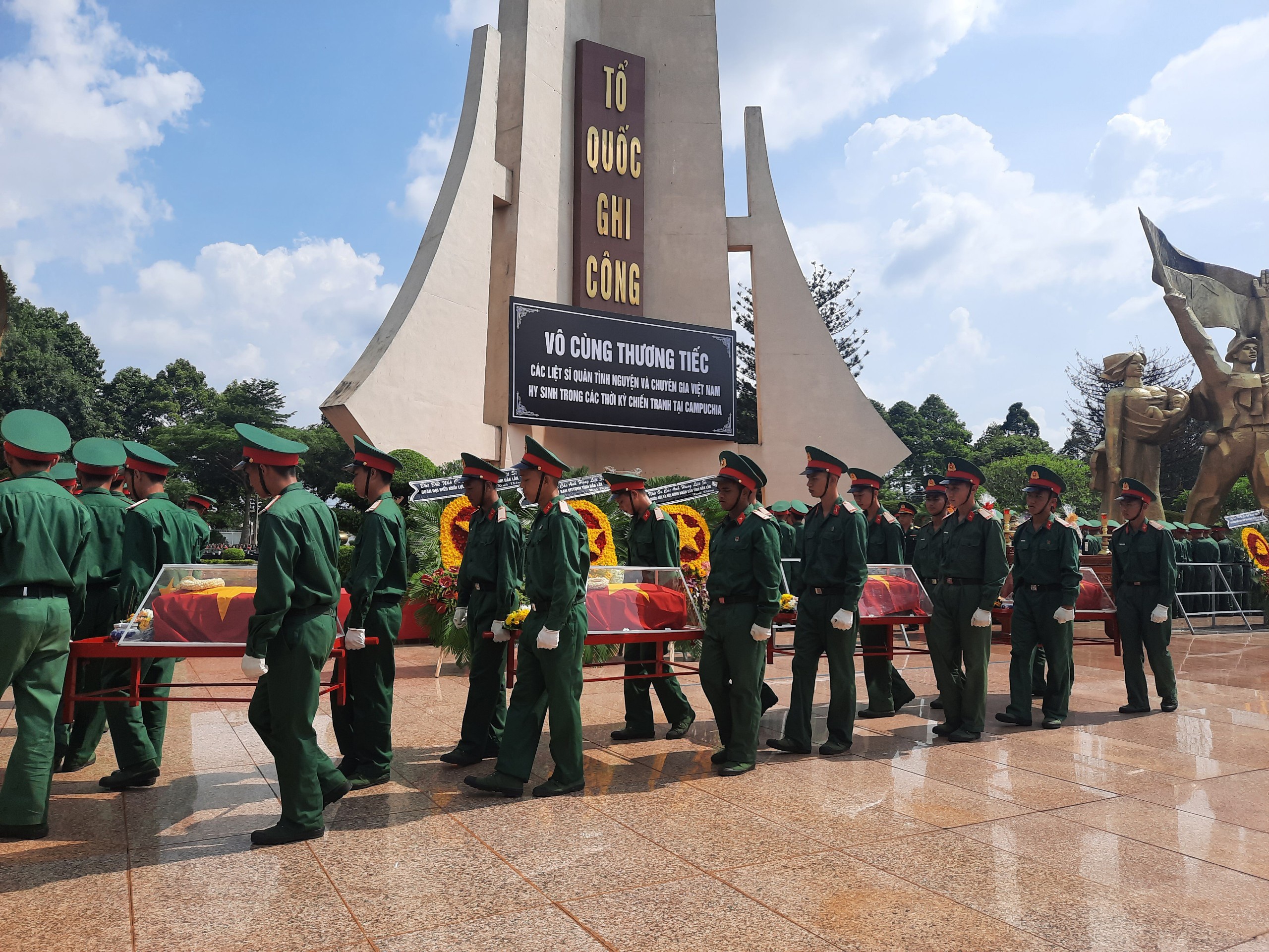 Truy điệu 27 liệt sĩ quân tình nguyện Việt Nam hy sinh ở Campuchia - 3
