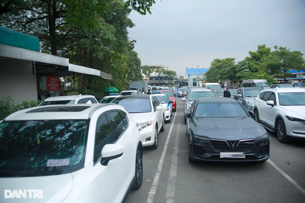 Hà Nội: Nơi xếp hàng chờ đăng kiểm 2 tiếng, chỗ chỉ mất 15 phút - 2 Hà Nội: Nơi xếp hàng chờ đăng kiểm 2 tiếng, chỗ chỉ mất 15 phút - 2