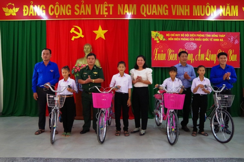 Biên phòng gói bánh tét, tặng hàng trăm phần quà tới người dân biên giới - 4 Biên phòng gói bánh tét, tặng hàng trăm phần quà tới người dân biên giới - 4