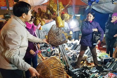 Cảnh mua bán “ào ào” lúc nửa đêm ở phiên chợ Viềng