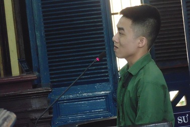 Bênh bạn gái, dùng xẻng đánh chết người