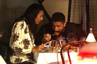 Olivier Giroud bị “bắt quả tang” hẹn hò bà xã xinh đẹp