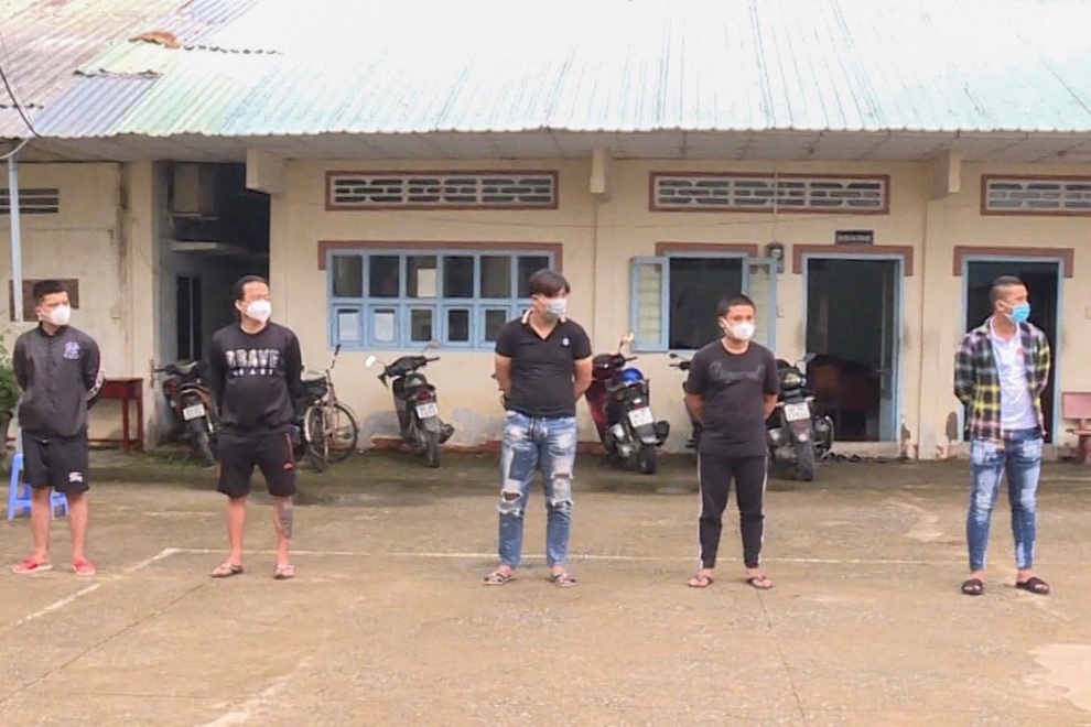 Hai nhóm thanh niên nổ súng, truy đuổi trên phố gây náo loạn - 1 Hai nhóm thanh niên nổ súng, truy đuổi trên phố gây náo loạn - 1