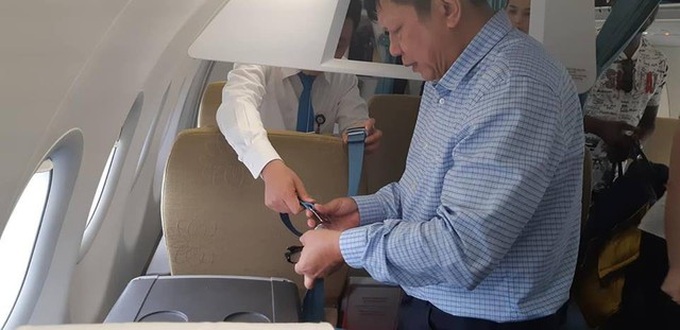 Nhân viên Vietnamairlines và ThS Trần Hoà i Ãn (Trung tâm Tim mạch, Bá»nh viá»n Trung ương Huế) cùng thắt Äai an toà n cho thùng giữ tạng ÄÆ°á»£c chuyá»n bằng hà ng không từ Hà Ná»i và Äà Nẵng.
