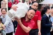 Tiến độ đền bù đất dự án Olympic ở xã có người dân đem bao tải đi đựng tiền