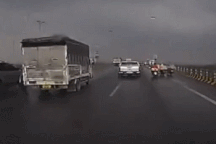 Nổi bật tuần qua: Tài xế đánh lái "thần sầu" tránh người ngã ngay mũi xe