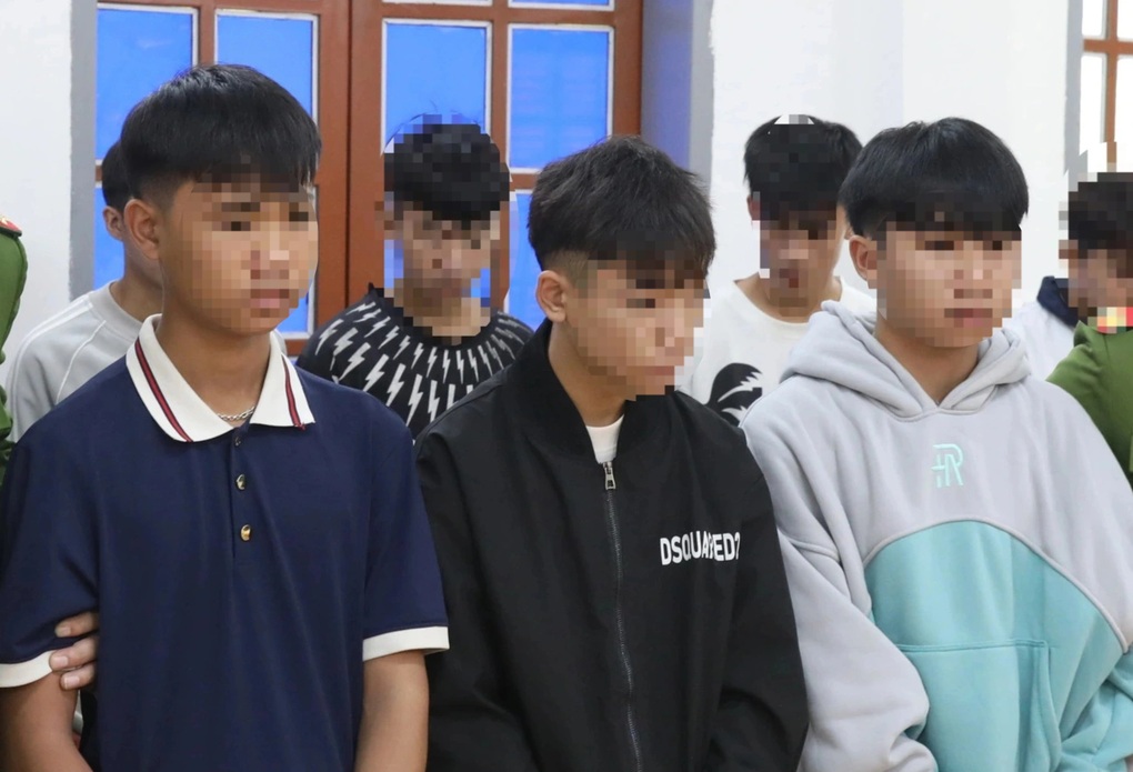 Khởi tố 3 trai bản vác dao, kiếm đại náo thị trấn Sông Mã - 1 Khởi tố 3 trai bản vác dao, kiếm đại náo thị trấn Sông Mã - 1