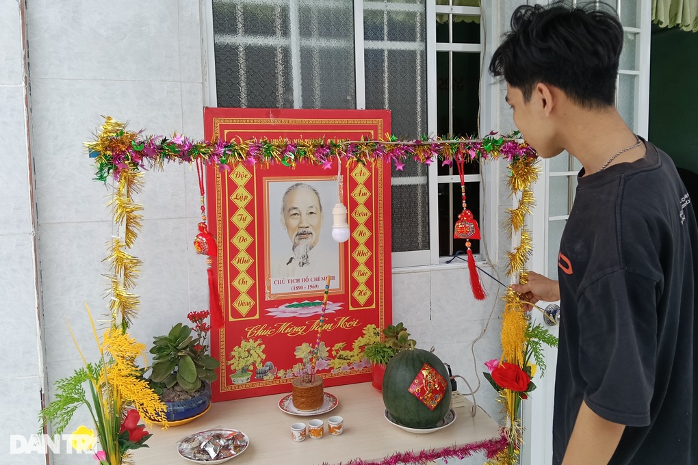 Người dân quê miền Tây lập bàn thờ nhớ ơn Chủ tịch Hồ Chí Minh dịp Tết - 2 Người dân quê miền Tây lập bàn thờ nhớ ơn Chủ tịch Hồ Chí Minh dịp Tết - 2