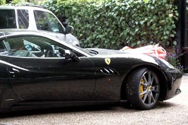 Ca sĩ George Michael sắm Ferrari California