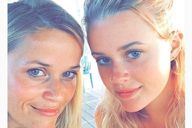 Người đẹp 40 tuổi trông như chị em với con gái tuổi teen