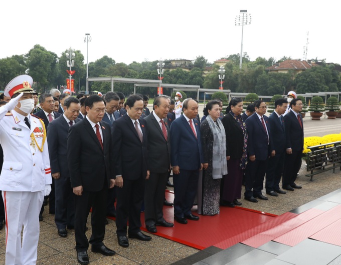 Các đại biểu Quốc hội vào Lăng viếng Chủ tịch Hồ Chí Minh - Ảnh 1.