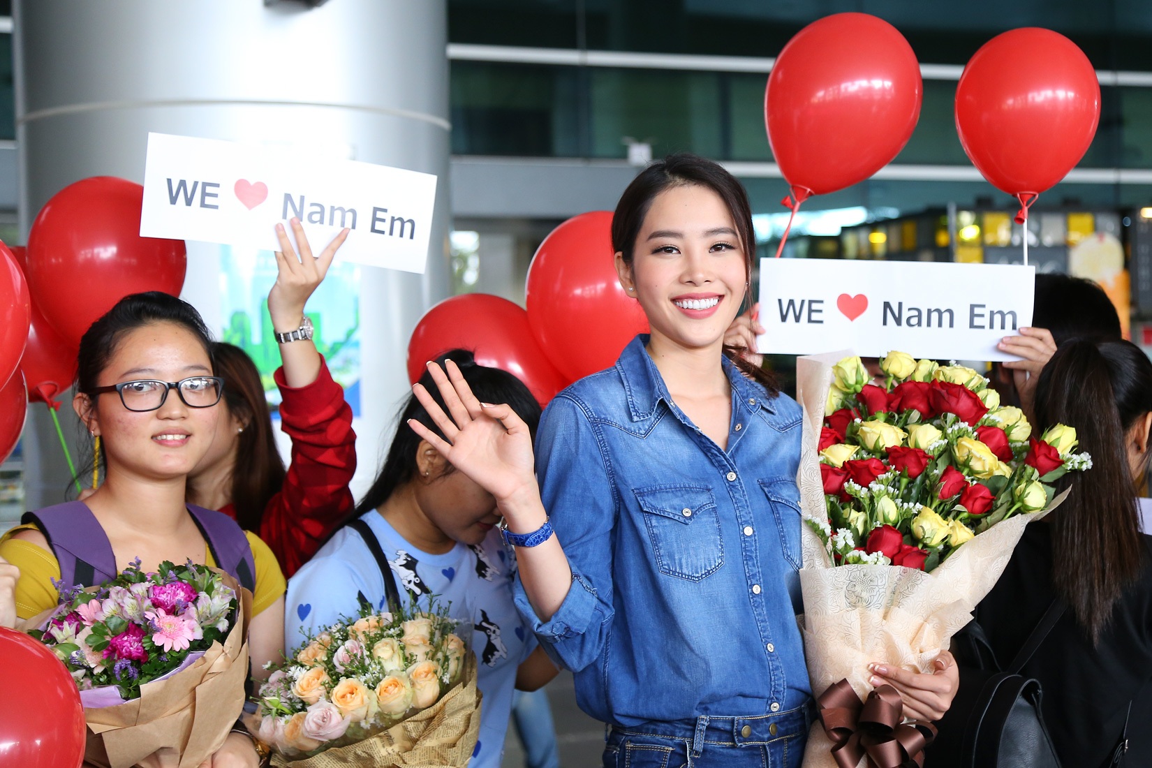 Nam Em cười rạng rỡ, được chào đón nồng nhiệt khi về Việt Nam