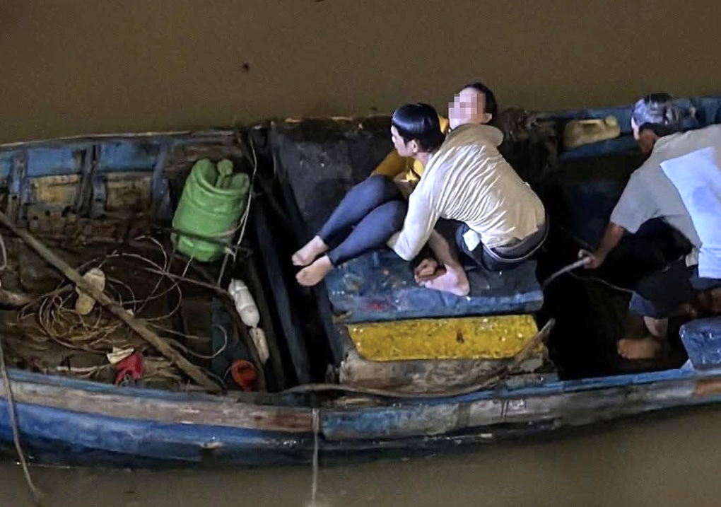 Người đàn ông lao xuống sông cứu phụ nữ rồi lặng lẽ rời đi - 1 Người đàn ông lao xuống sông cứu phụ nữ rồi lặng lẽ rời đi - 1