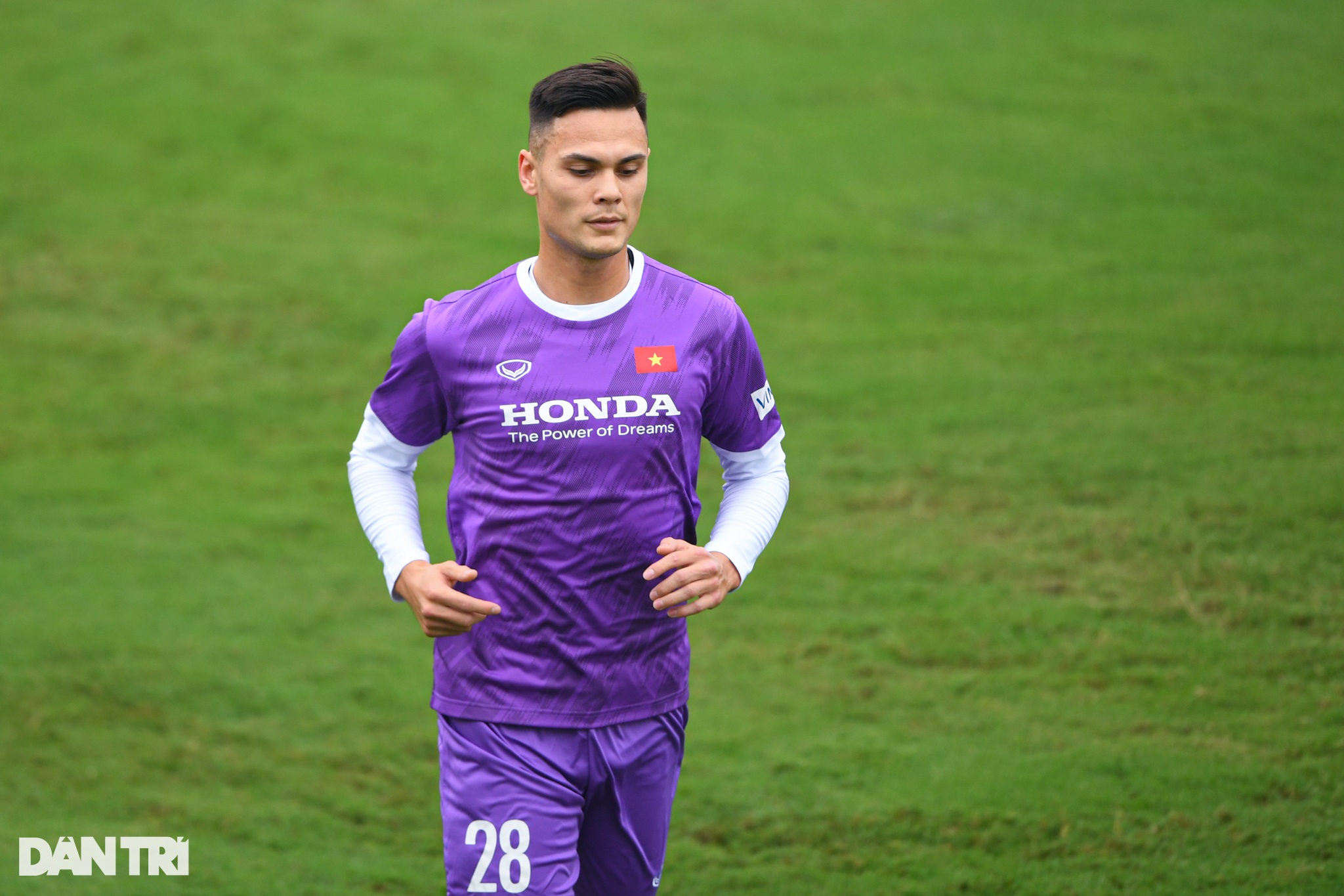 Tân binh Adriano Schmidt trong buổi tập đầu tiên cùng tuyển Việt Nam - 4 Tân binh Adriano Schmidt trong buổi tập đầu tiên cùng tuyển Việt Nam - 4