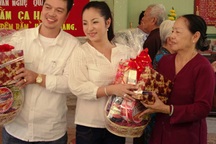 Sau đám cưới, vợ chồng Thúy Nga làm từ thiện