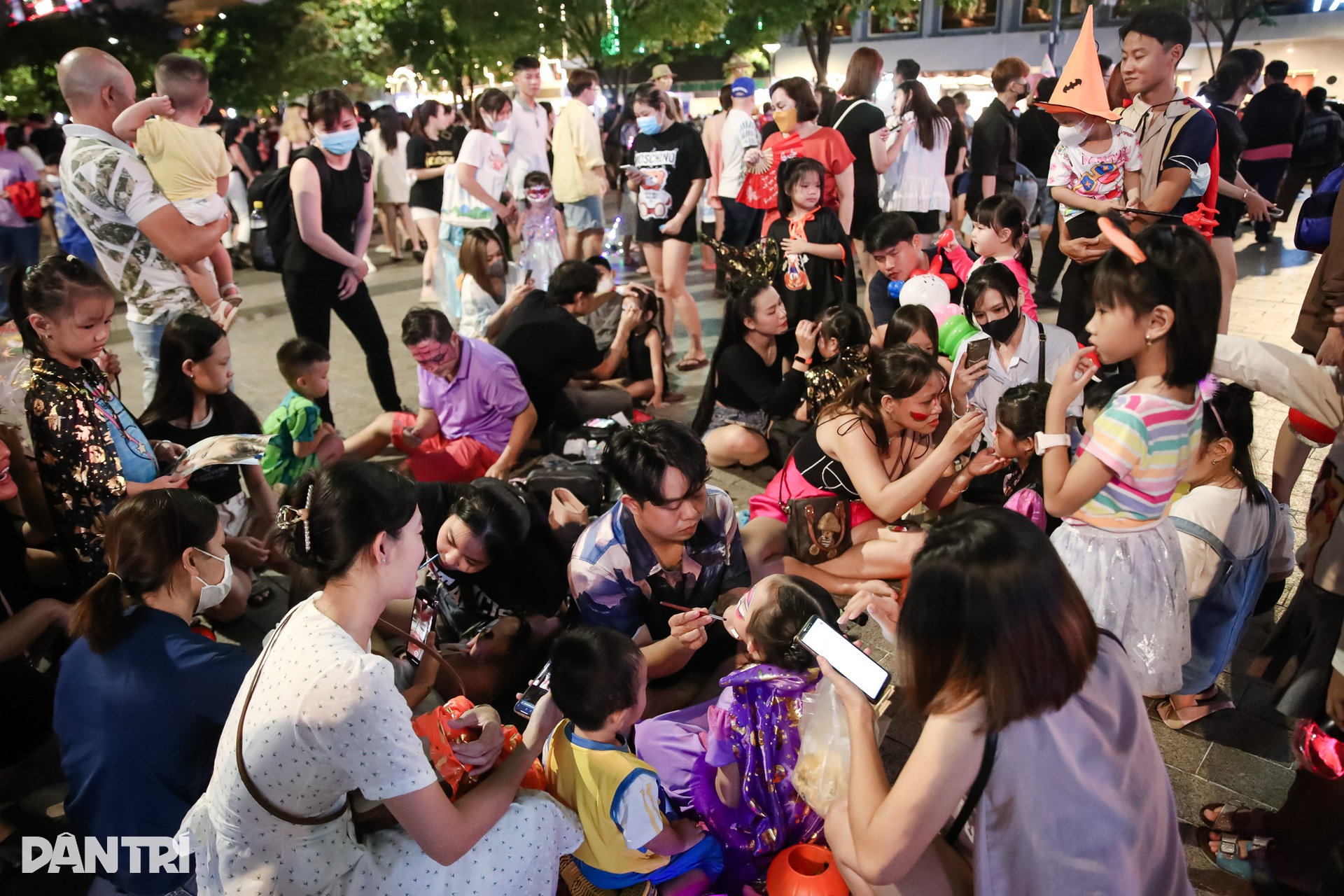 Người dân TPHCM xuống phố đón Halloween sớm - 8 Người dân TPHCM xuống phố đón Halloween sớm - 8