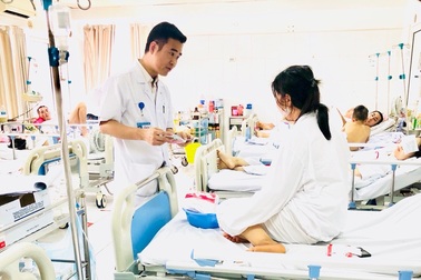 Người phụ nữ rơi tự do từ tầng 2 do sập giàn giáo, đứt ngang vùng cổ