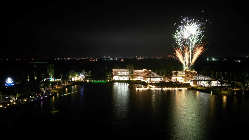 Bùng nổ đại tiệc âm thanh, ánh sáng tại Eco Central Park countdown chào 2024 - 3 Bùng nổ đại tiệc âm thanh, ánh sáng tại Eco Central Park countdown chào 2024 - 3