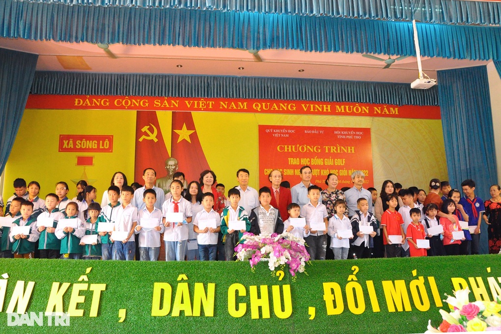 Trao tặng 50 suất học bổng Giải Golf - Vì học sinh vượt khó hiếu học - 6 Trao tặng 50 suất học bổng Giải Golf - Vì học sinh vượt khó hiếu học - 6