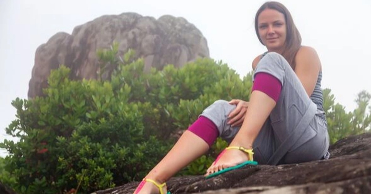 Ngủ trên xe giường nằm, cô gái tỉnh dậy sốc nặng thấy người lạ ở bên cạnh