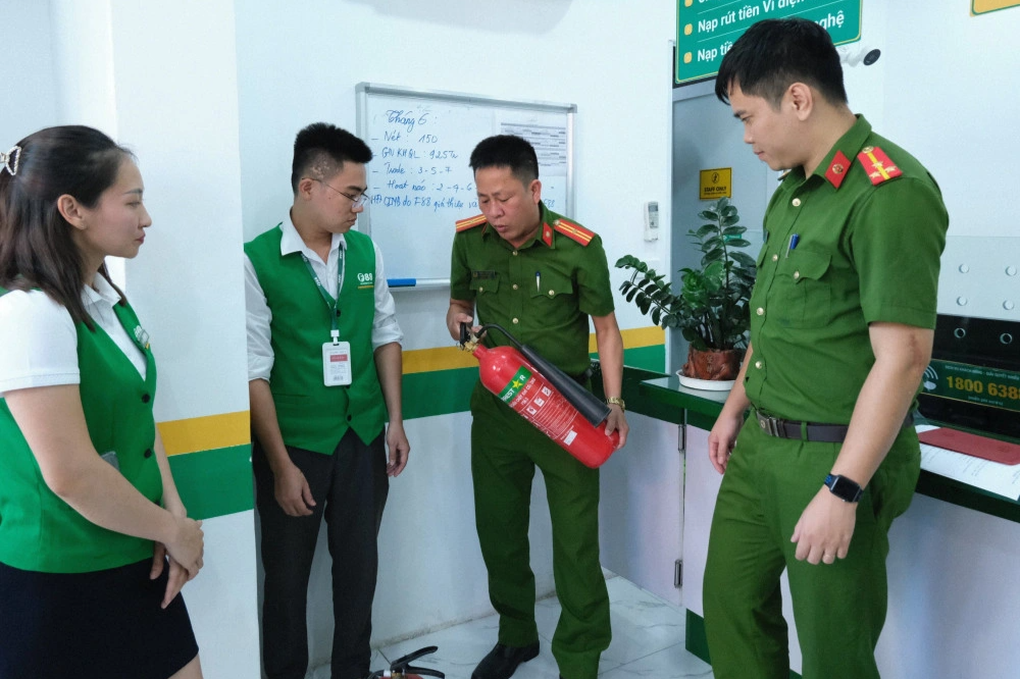 Công an đồng loạt kiểm tra 11 điểm kinh doanh của F88 ở Hà Tĩnh - 2 Công an đồng loạt kiểm tra 11 điểm kinh doanh của F88 ở Hà Tĩnh - 2