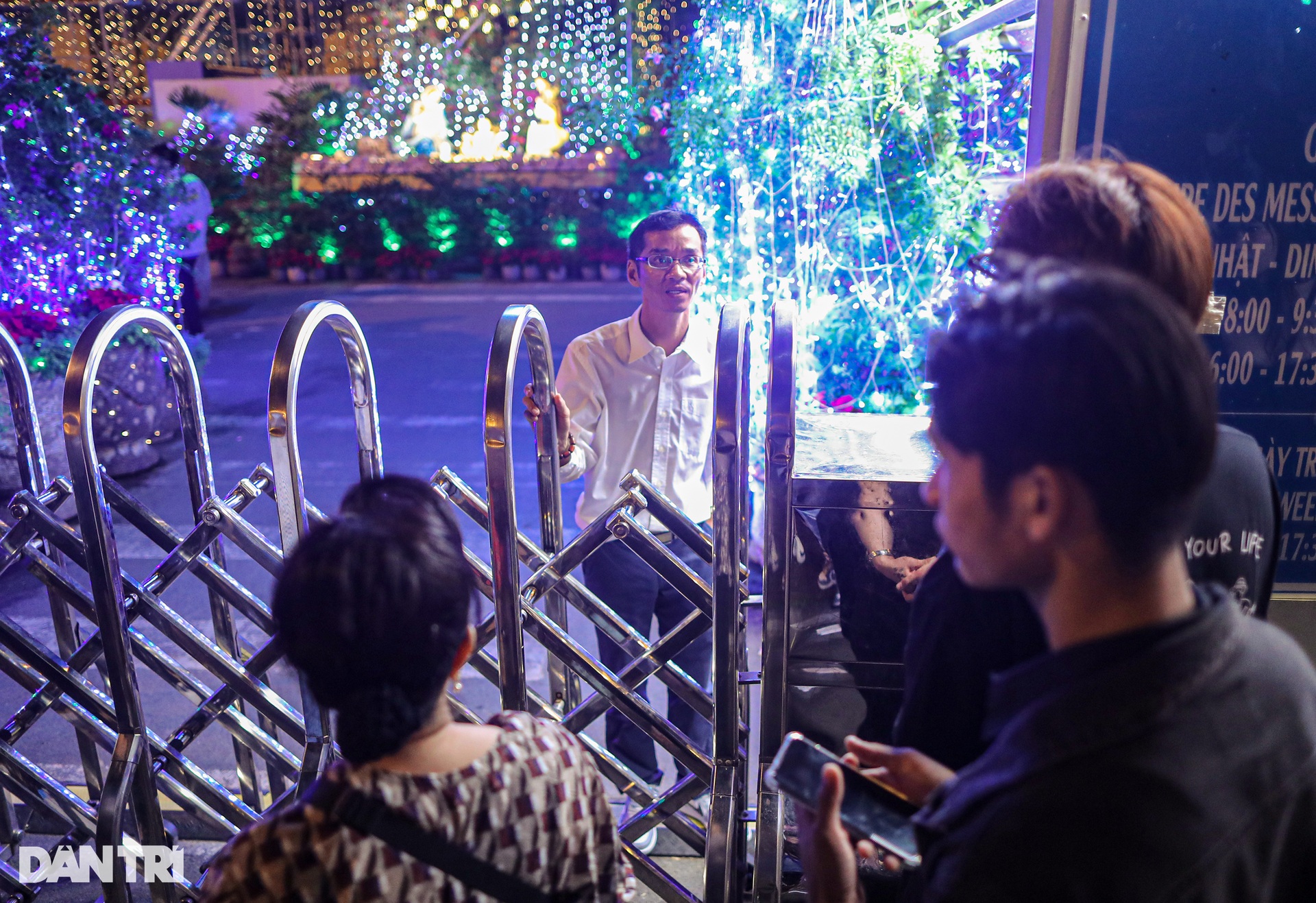 Many young people waited all night to enter Notre Dame Cathedral to celebrate Christmas - 8