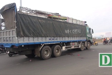 Phú Yên: Xe máy bị cuốn vào gầm xe tải 2 người thương vong