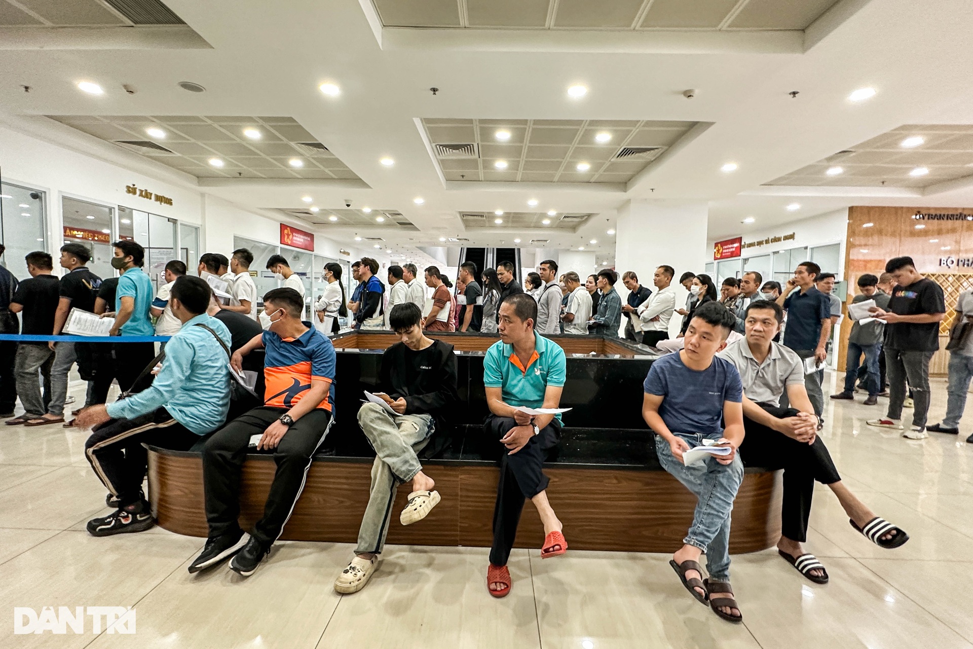 Hà Nội: Người dân xếp hàng rồng rắn đổi giấy phép lái xe - 2 Hà Nội: Người dân xếp hàng rồng rắn đổi giấy phép lái xe - 2