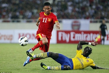 Những hình ảnh ấn tượng trận tuyển Việt Nam-Arsenal trên báo Anh