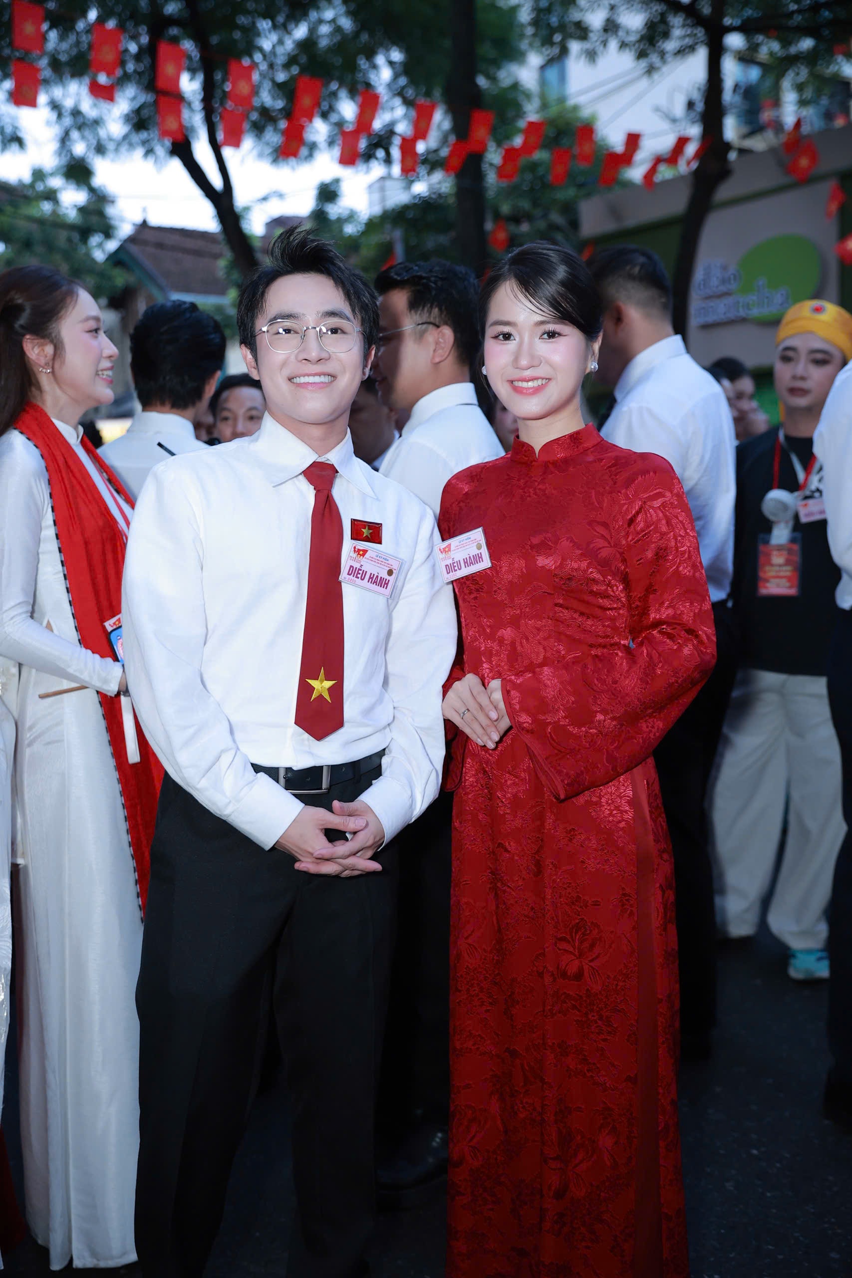 Lam Vy Da își lasă soțul acasă pentru a avea grijă de copii și merge la Hanoi pentru a participa la parada A80-5. Lâm Vỹ Dạ để chồng ở nhà chăm con, ra Hà Nội tham gia diễu hành A80 - 5