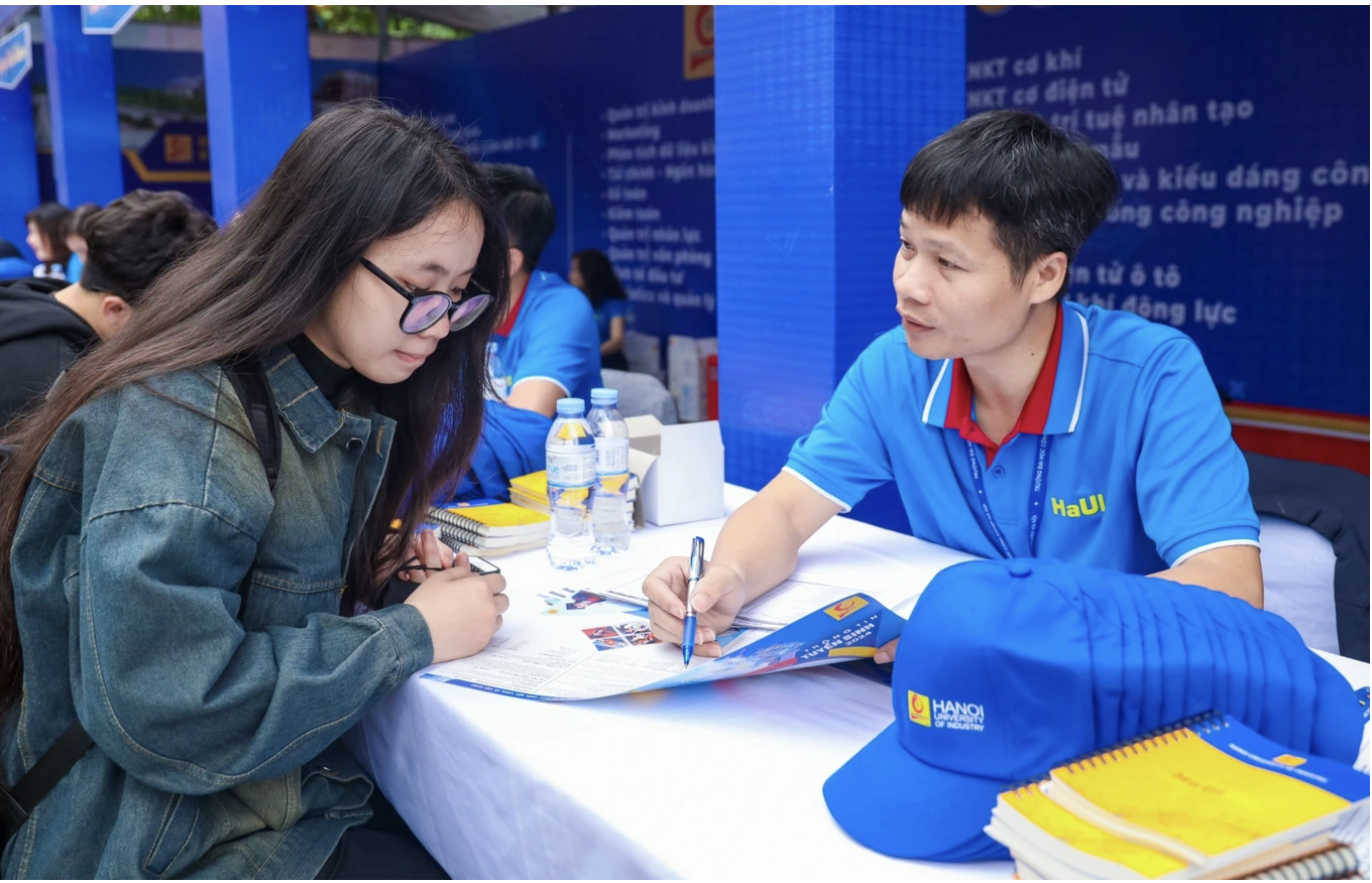 សកលវិទ្យាល័យឧស្សាហកម្មហាណូយឈប់ពិចារណាប្រតិចារិកបន្ថែម 5 បន្សំថ្មី - ១ Trường ĐH Công nghiệp Hà Nội bỏ xét học bạ, thêm 5 tổ hợp mới - 1