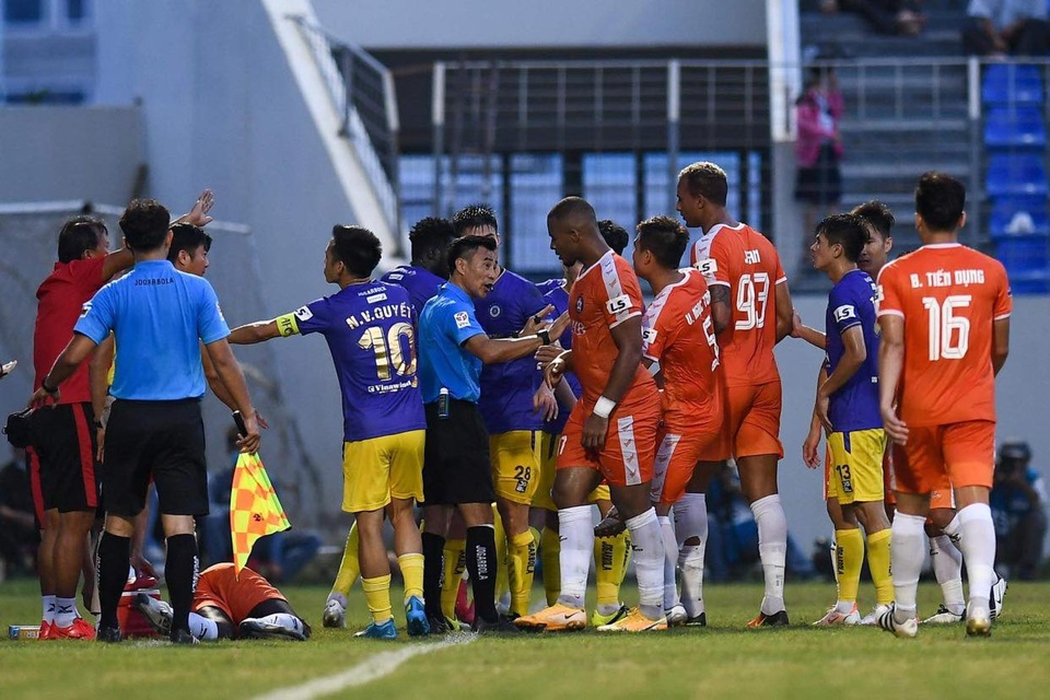 Trọng tài không phạt thẻ đỏ Bùi Hoàng Việt Anh bị treo còi - 1 Trọng tài không phạt thẻ đỏ Bùi Hoàng Việt Anh bị treo còi - 1