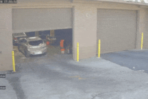 Tài xế nhầm chân ga, xe Mazda lộn nhào ngã ngửa