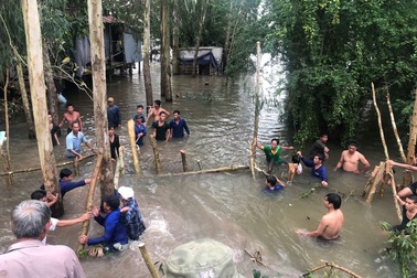 Vỡ cống kiểm soát lũ, người dân căng mình bịt dòng chảy